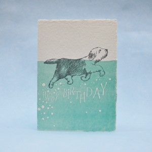 Design přání pro dílnu Labora), vytištěno knihtiskem, formát A6, dostupné na: https://labora.ee/shop/greeting_cards/dog/