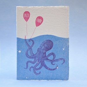 Design přání pro dílnu Labora, vytištěno knihtiskem, formát A6, dostupné na: https://labora.ee/shop/greeting_cards/octopus/